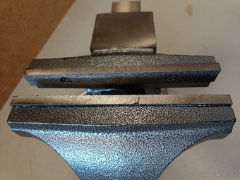 Dílenský litinový otočný svěrák 200mm - 3