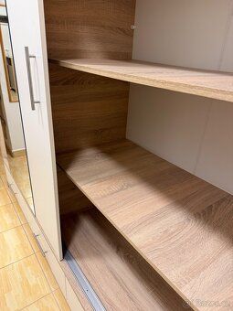 Dřevěná šatní skříň se zrcadlem - 3