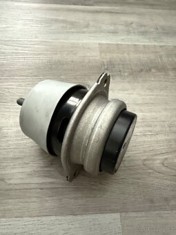 OEM nový držák motoru VW Touareg 7L Audi Q7 4L - 3