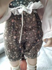 Značená porcelánová panenka s drdolem - 3