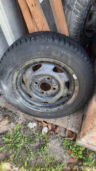 Prodám zimní pneu 155x70 R13 z vozu Ford Ka - 3