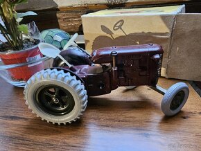 Krásný bakelitový traktor Zetor 25 s krabicí - 3