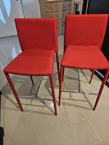 Dvě červené barové židle - 3
