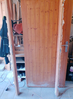 Vstupní dveře 90P plné (borovice) včetně zárubně - 3
