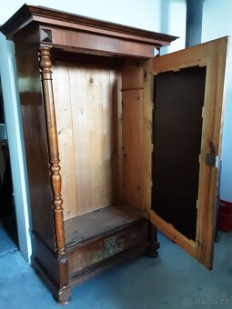 Starožitná šatní skříň - 3