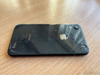 iPhone Xr 64GB, plně funkční, prasklá záda - 3