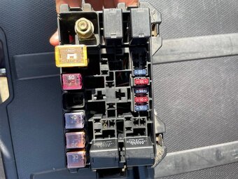 Daihatsu Sirion, pojistková a reléová skříň. - 3
