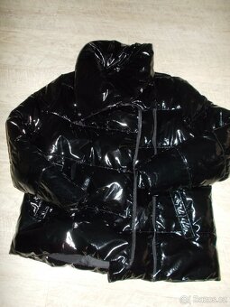 KRASNÁ LESKLÁ BUNDA V,XL PRO SILNĚJŠÍ ŽENY 100%STAV - 3