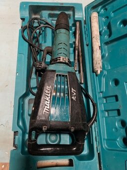 Prodám použité funkční bourací kladivo Makita HM1214C s AVT - 3