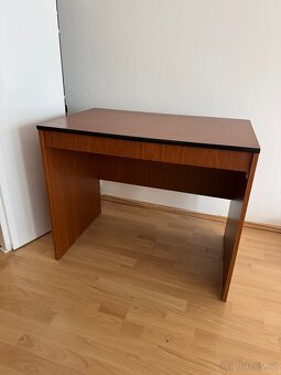 Jídelní stůl, lednice, psací stůl - 3