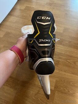 Prodám brusle CCM Tacks 9050 EU 38, šířka D - 3