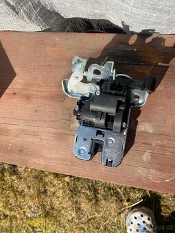 Zámek výklopných zadních dveří - 3