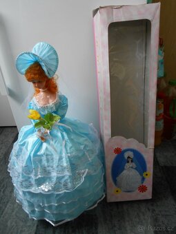 Hrací a točící se panenka vysoká 64cm - málo použitá - 3