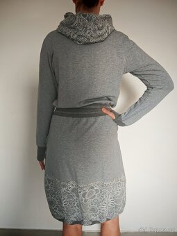 Světle šedé teplákové šaty The Tailors, v. M - 3