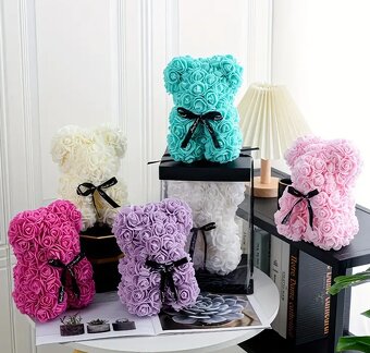 Růžový dekorativní medvídek z pěnových růží s mašlí - 3