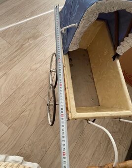 Starožitný, proutěný prvorepublikový kočárek pro panenky r.1 - 3