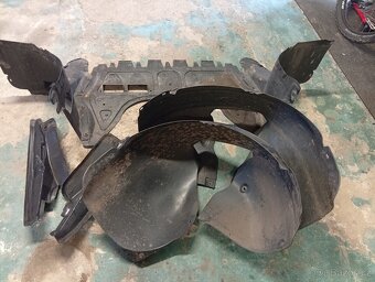 Prodám spodní část krytu motoru,přední podběhy na VW golf 5 - 3