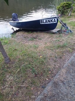 Plastová loďka s vesly. - 3