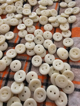 Bílé skleněné knoflíky - 3