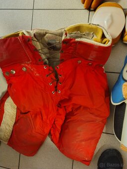 Retro hokejová výstroj - 3