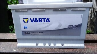 8 měsíců mladá Varta Silver Dynamic E44 12V 77Ah 780A - 3