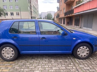modrý Volkswagen Golf 1,6 - 3