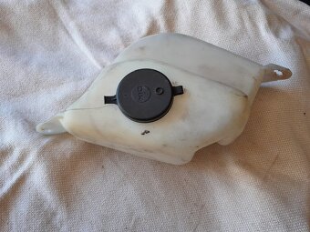 Peugeot 205 - nádobka kapaliny ostřikovačů - 3