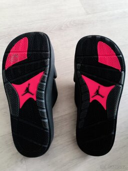 Dámské žábky - Nike Jordan Sophia - 39
Dámské skluzavky - 3