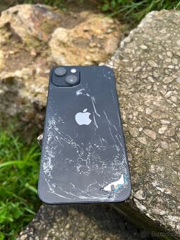 Poškozený iPhone 13 - 3