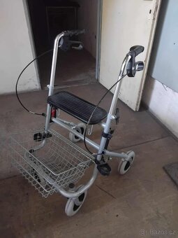 Seniorské chodítko a hole - 3