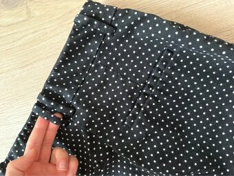 Elegantní kalhoty s bílými puntíky - 3