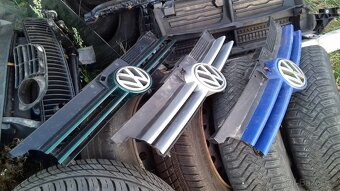 VW Volkswagen Golf 4 přední maska mezi světla - 3