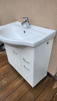 Koupelnová skříňka s unyvadlem a baterii - 3