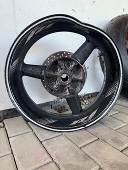 Disk na Yamaha R1, rok 00 bouraný lehce - 3