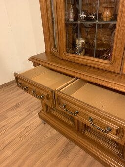 Rustikální skříňka s vitrínou - 3