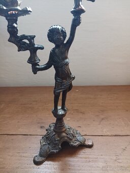 STARÝ SVÍCEN S POSTAVOU CHLAPCE V BAROKNÍM STYLU - 3