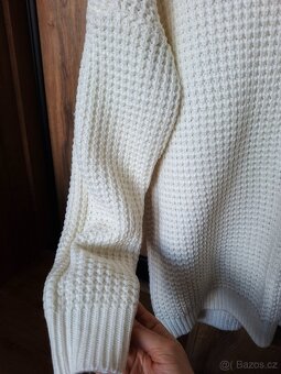 Bílý příjemný svetr, jen párkrát nošené - 3