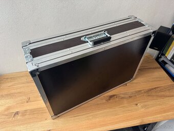 Monitor Samsung 28" v kufru - 3