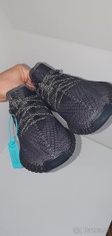 Úplně nové tenisky Yeezy Boost 350 V2 "Black - Static" 43 - 3