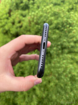 iPhone SE 2020 64Gb...černý - 3