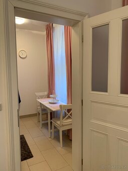 Rozkládací stůl se dvěmi židlemi v bílé barvě. - 3