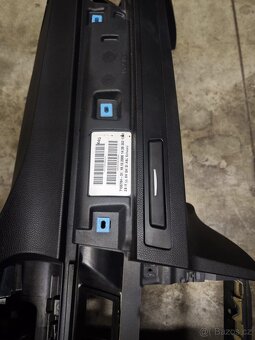 Palubní deska BMW e90, e91 s kapličkou a nápojáky - 3