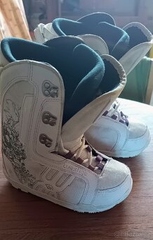 Snowboardové prkno a boty - 3