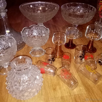 Prodám různé staré sklo a porcelán vázy,mísy, nástolec - 3