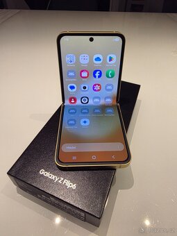 Samsung Z Flip 6 256 GB gold - top - 3