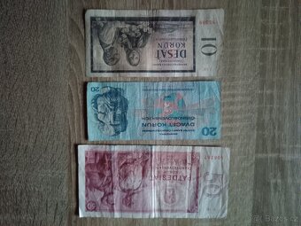 Pár bankovek a kovových mincí - 3