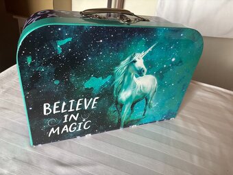 zaječí rodinka v kufříku - 3