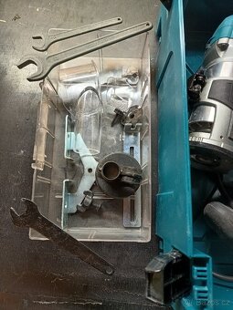 Horní frézka Makita RT0700C s nástavcem pro zanoření - 3