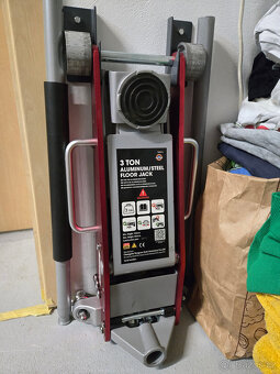 Prodám nové držáky na zeď na 3T hever - 3