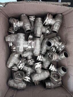 radiátorové šroubení značky Emmet (model 2060) - 3